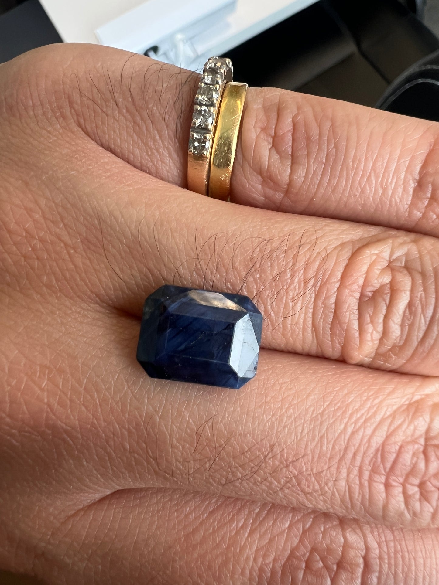 9.93 carats Natural Blue sapphire with the certificate. Non-treated