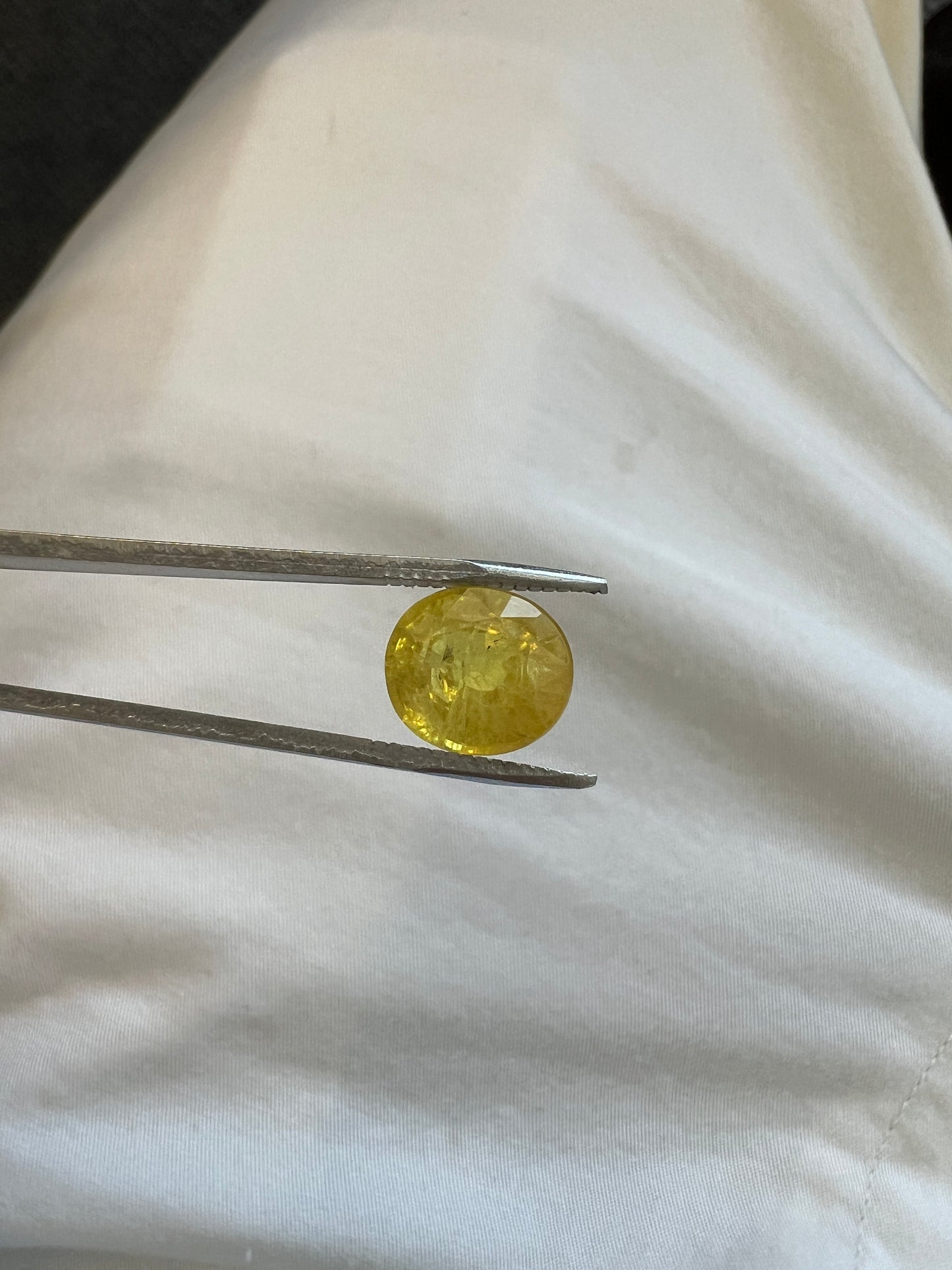 Natural Yellow Sapphire - 5.48 carats oval cut certified