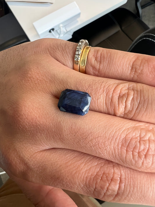 9.93 carats Natural Blue sapphire with the certificate. Non-treated