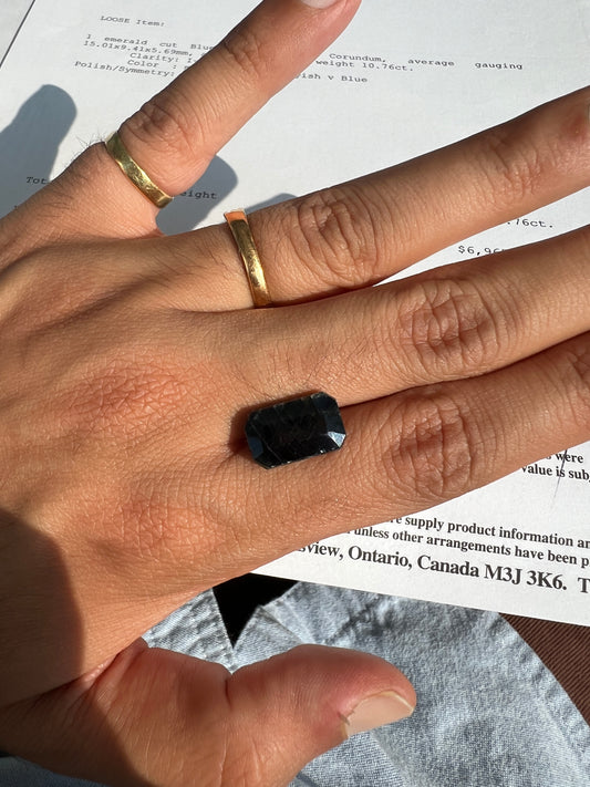 10.76 carats Natural blue sapphire - no treatment. Large gem certified