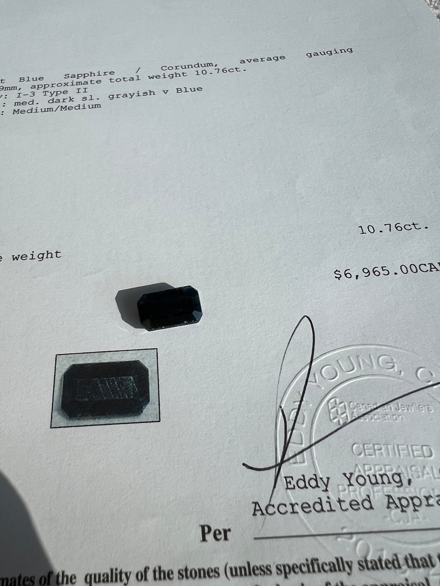 10.76 carats Natural blue sapphire - no treatment. Large gem certified