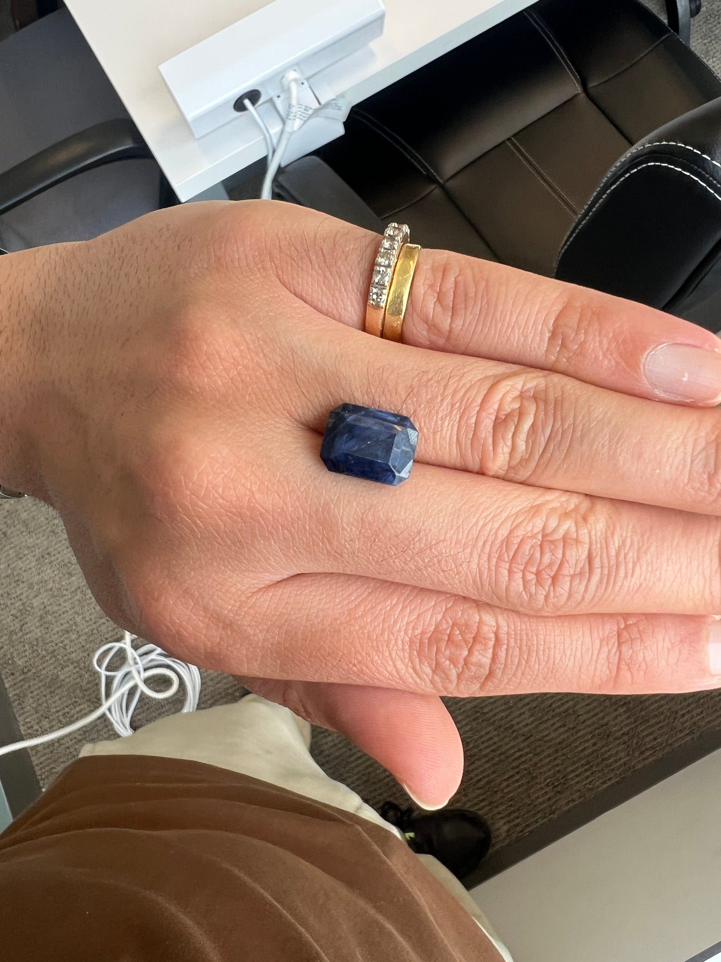 9.93 carats Natural Blue sapphire with the certificate. Non-treated