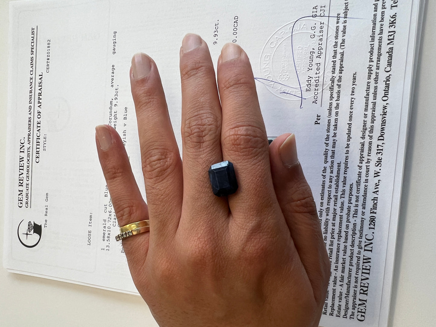 9.93 carats Natural Blue sapphire with the certificate. Non-treated